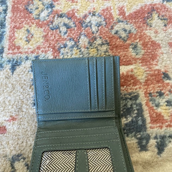 Compact Green Wallet with Textured Design - Picture 4 of 4